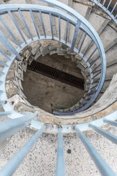 Escalera espiral mirar hacia abajo — Foto de Stock