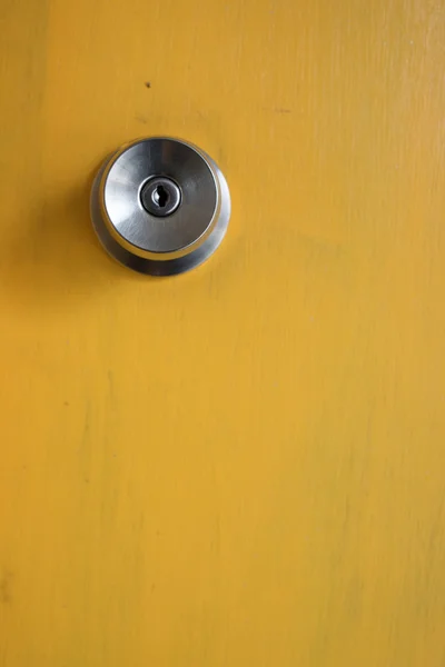 Maniglia porta colore giallo — Foto Stock