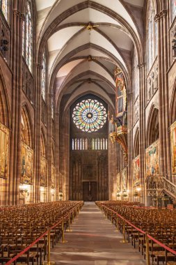 Gotik mimarinin bir başyapıtı olan Strasbourg Katedrali 'nin görkemli iç kısımlarında çarpıcı bir gül penceresi, karmaşık bir boyalı cam ve büyük bir boru organı yer alıyor..