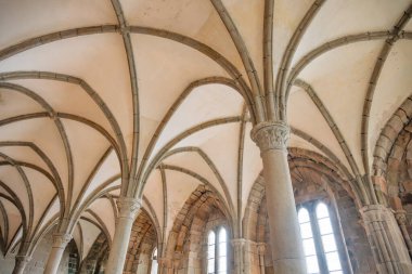 Fransa 'nın başkenti Mont Saint Michel' de bulunan tarihi salonun muhteşem tırtıklı tavanı ve sağlam taş sütunları etkileyici bir ortaçağ mimarisi sergiliyor..