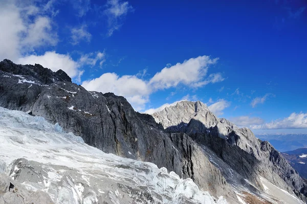 Yulong snö berg — Stockfoto