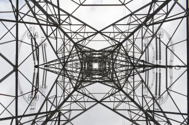 Aşağıdan elektrik kulesi