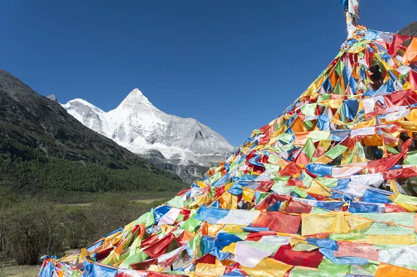 Tibet schneeberg mit mani dui — Stockfoto