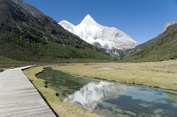 Tibet montagna di neve con fiume — Foto Stock
