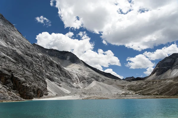 Tibet montagna di neve con fiume — Foto Stock