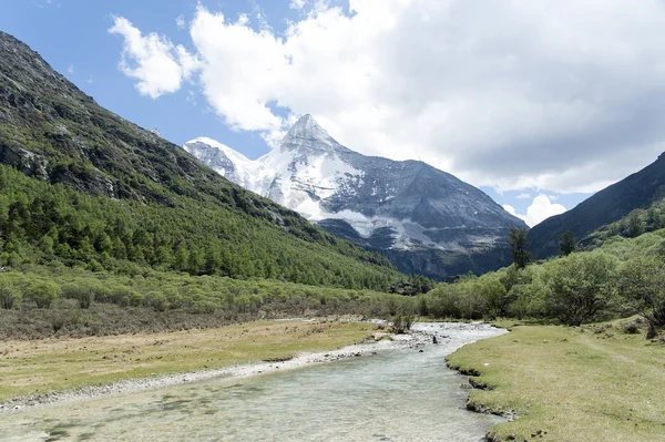 Tibet kar dağ nehir ile