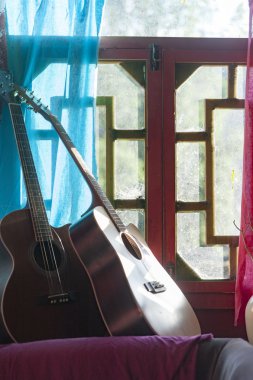 Pencere yanında gitar