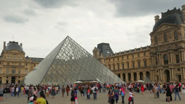 Museo del Louvre en París — Vídeos de Stock