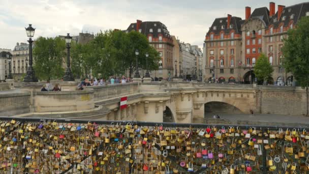 Liefde lock bruggen in Parijs — Stockvideo