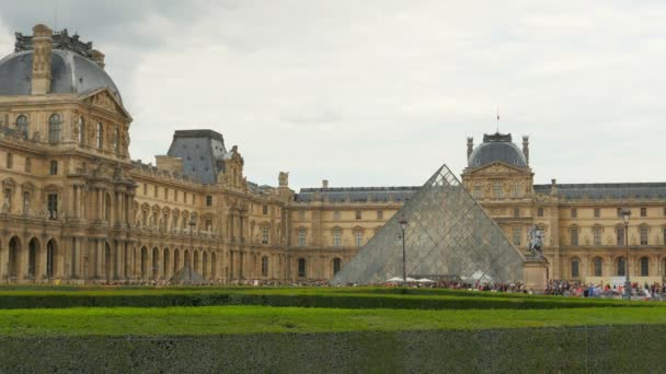 Louvren museum i Paris — Stockvideo