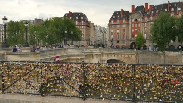 Love lås broar i Paris — Stockvideo