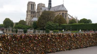 Paris'te aşk kilit köprüler