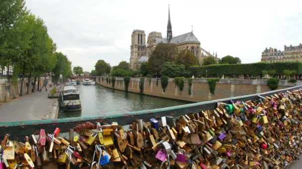 Puentes de amor en París — Vídeo de stock