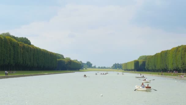 Canoagem no lago do palácio de Versalhes — Vídeo de Stock