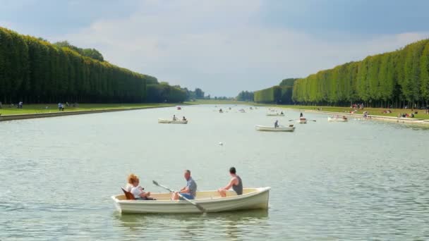 Kanotpaddling på Versailles palace sjö — Stockvideo