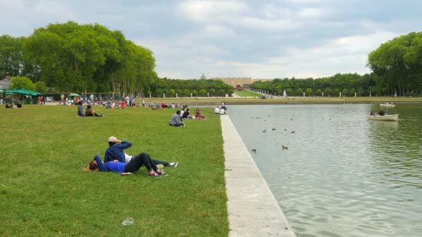 Canoagem no lago do palácio de Versalhes — Vídeo de Stock