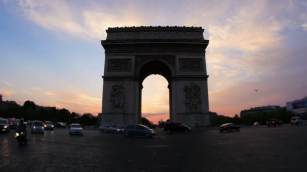 Champs Elysees Visa med trafik — Stockvideo