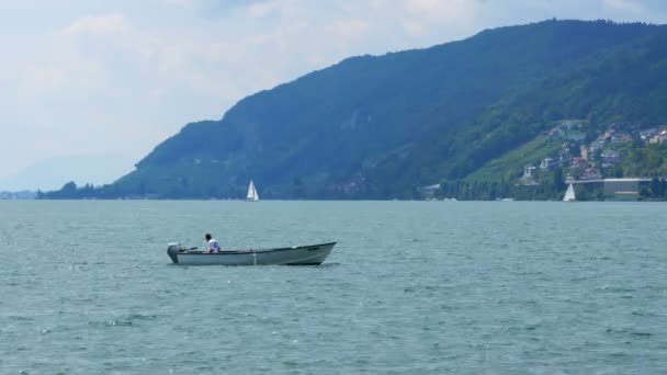 Lago suíço e montanhas — Vídeo de Stock