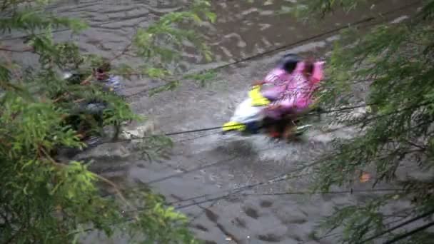 Overstroming na Monsoon seizoen regen in Cambodja — Stockvideo