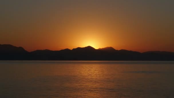 Όμορφη ανατολή του ηλίου στη θάλασσα ακτή — Αρχείο Βίντεο