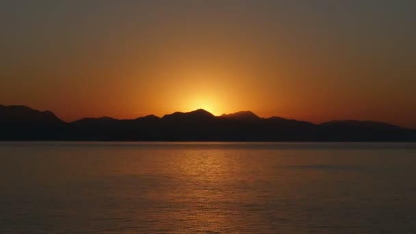 Beau lever de soleil au bord de la mer — Video