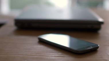 Dizüstü bilgisayar ve cep telefonu masada