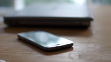 Dizüstü bilgisayar ve cep telefonu masada