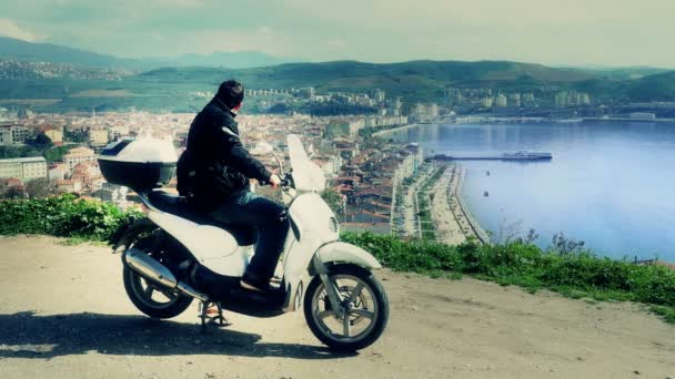 Мотоциклист на Gemlik — стоковое видео