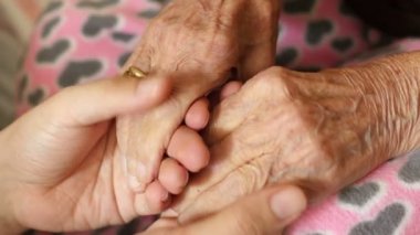 Torunu tutuşup büyükanne