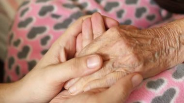 Holding el büyükanne