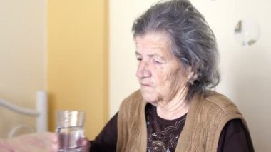 sağlıksız yaşlı kadın hapları almak