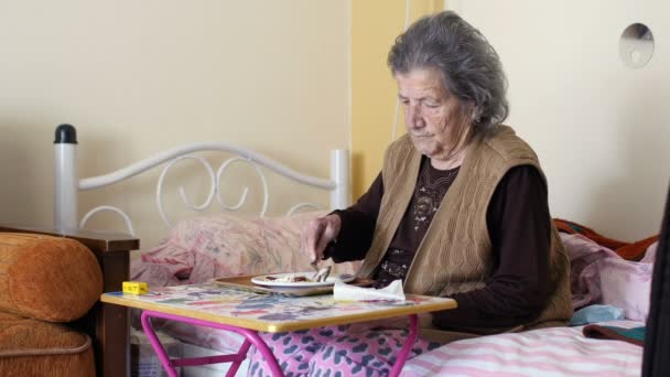 Anciana enferma comiendo — Vídeos de Stock