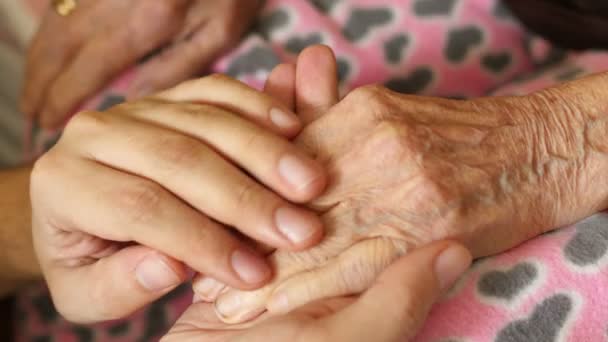 El nieto de la mano de la abuela — Vídeo de stock