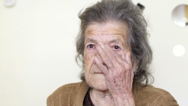 Ανθυγιεινά ηλικιωμένη γυναίκα που κλαίει — Αρχείο Βίντεο