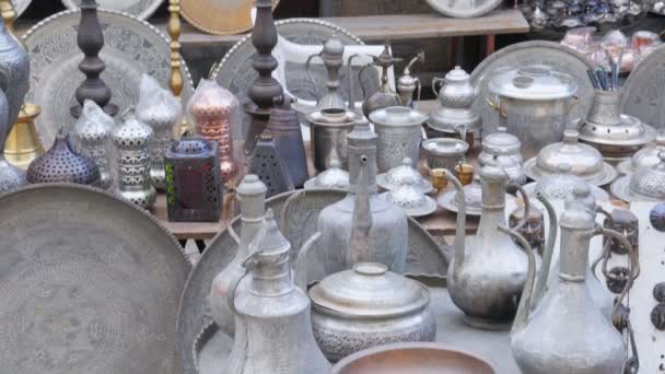 Silver potten en pannen bij shop — Stockvideo