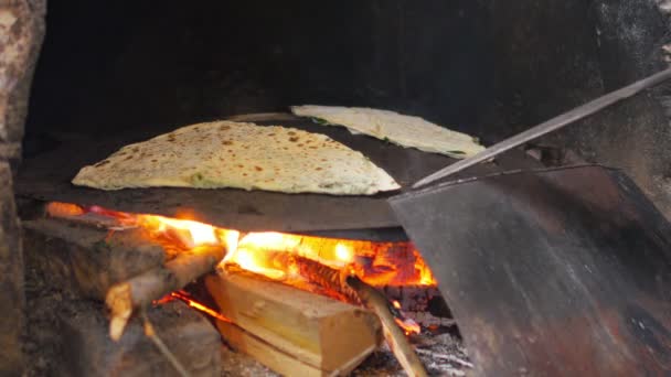 Vrouw voorbereiden traditioneel eten gozleme — Stockvideo