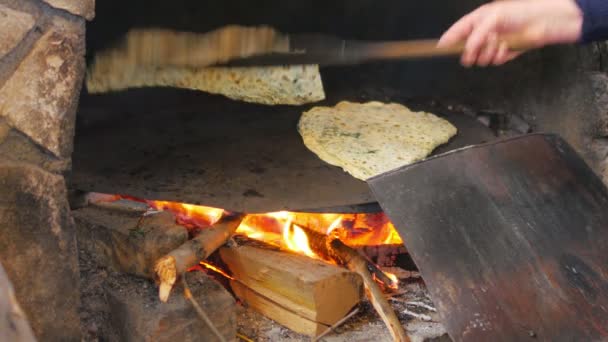 Mujer preparando comida tradicional gozleme — Vídeos de Stock