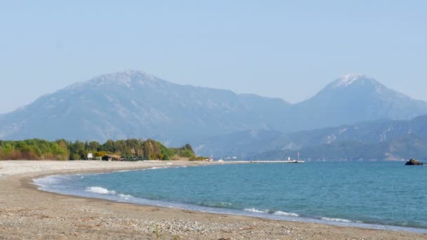 Mediterrane strand op een zonnige dag — Stockvideo