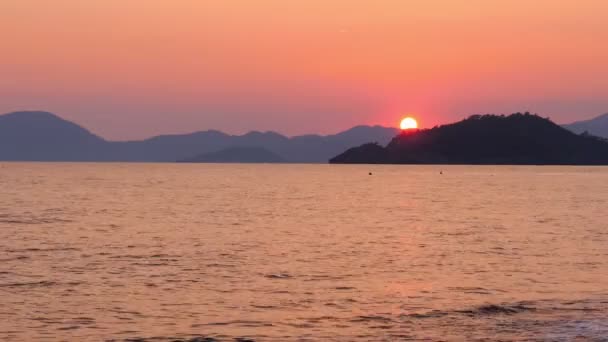 Hermosa puesta de sol en la costa del mar — Vídeo de stock
