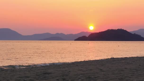 Hermosa puesta de sol en la costa del mar — Vídeo de stock