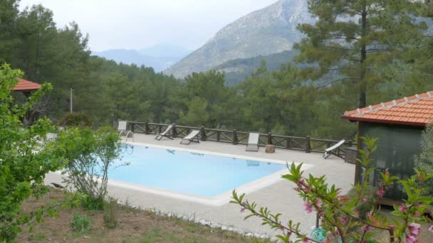 Piscina e montagna — Video Stock