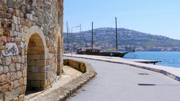 Maisons turques traditionnelles et château Foca — Video