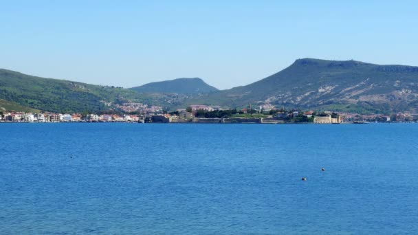 Geleneksel Türk evleri ve Foça Kalesi — Stok video