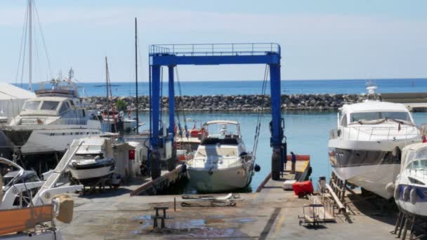 Jachta kotví loď opravit marina — Stock video
