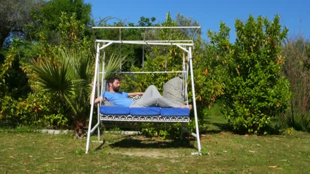 Swinging hombre durmiendo en hamaca — Vídeos de Stock