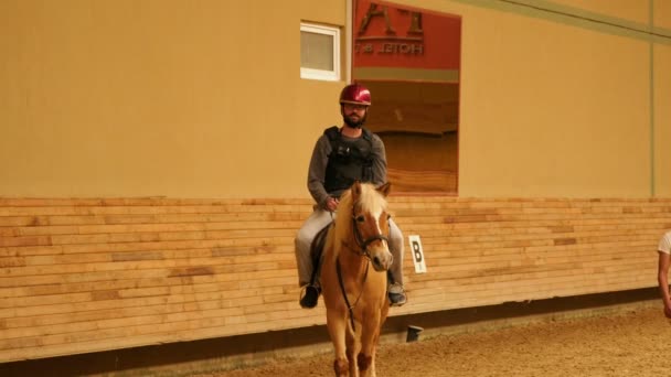 Hombre aprendiendo montar a caballo — Vídeos de Stock