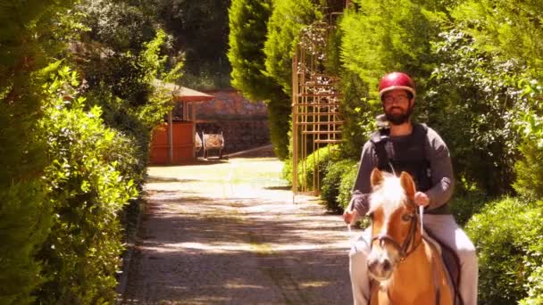 Hombre aprendiendo montar a caballo — Vídeo de stock