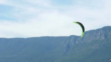 Akyaka alanında Kitesurfing uçurtma sörfçü
