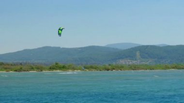 Akyaka alanında Kitesurfing uçurtma sörfçü
