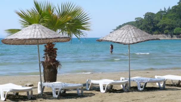 Strand mit Sonnenliegen in Akyaka — Stockvideo